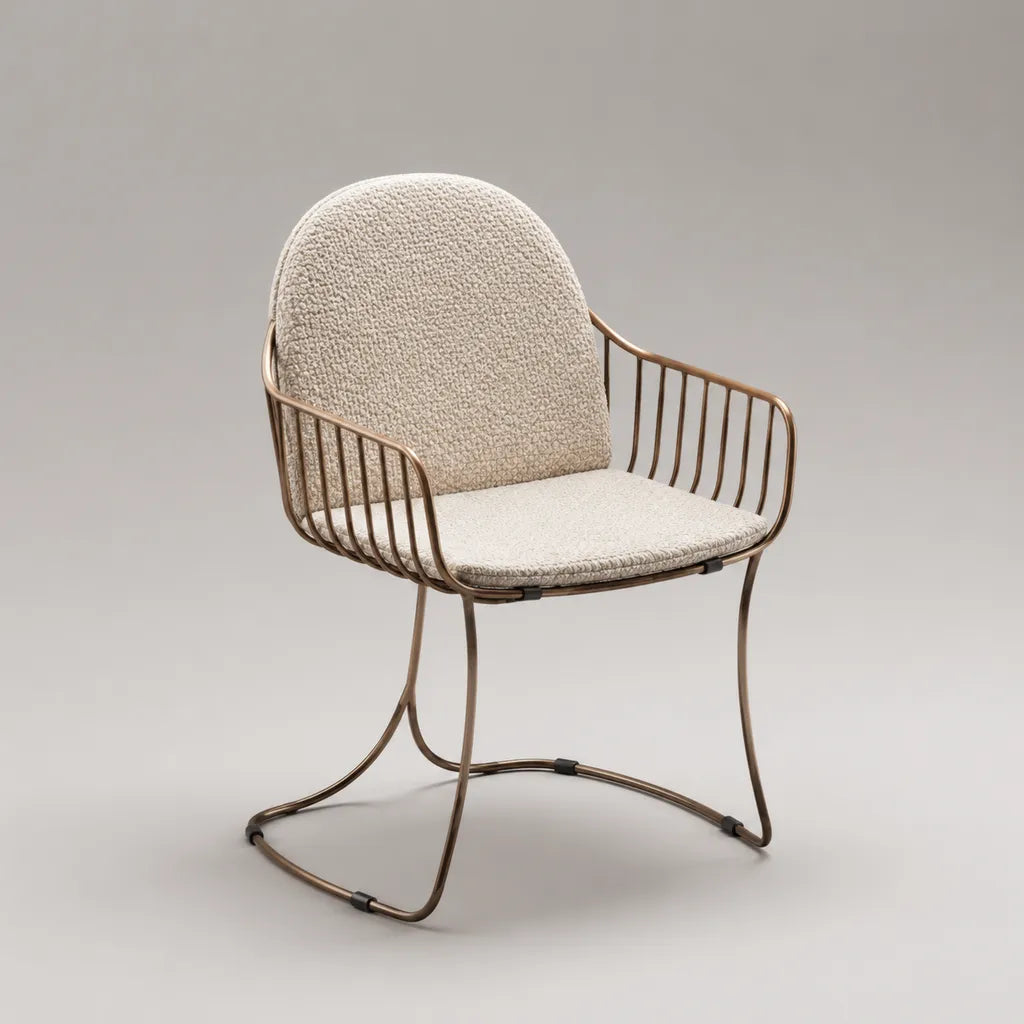 Esszimmerstuhl mit Armlehnen aus pulverbeschichtetem Stahlrohr und Polyester-Bouclé, Creme/Bronze, 61 × 61 × 82 cm